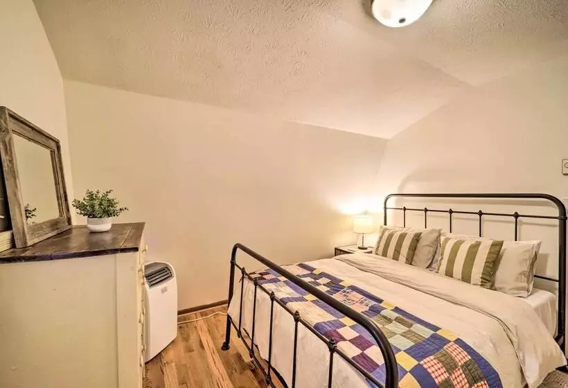 Peaceful Boone Cabin W/ Deck & Forest Views!