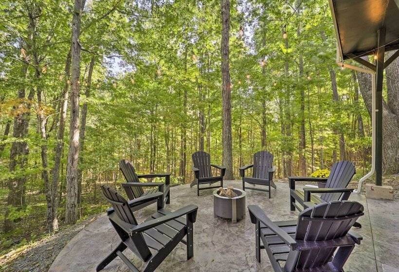Peaceful Boone Cabin W/ Deck & Forest Views!