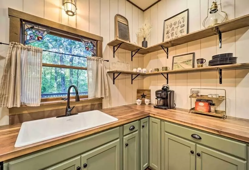 Peaceful Boone Cabin W/ Deck & Forest Views!