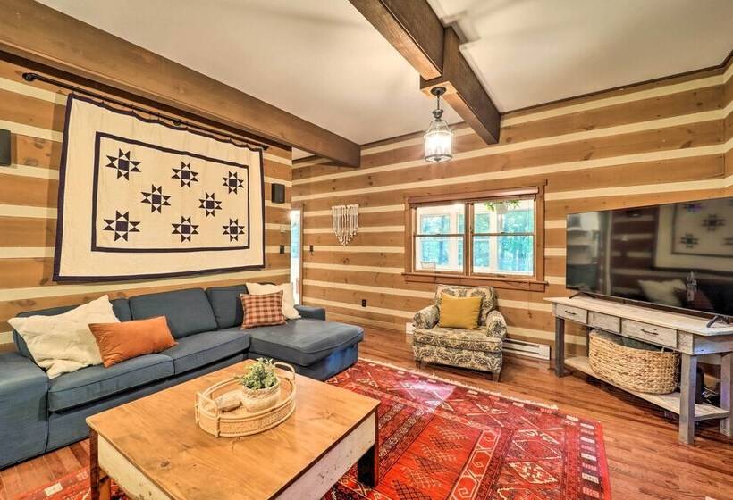 Peaceful Boone Cabin W/ Deck & Forest Views!
