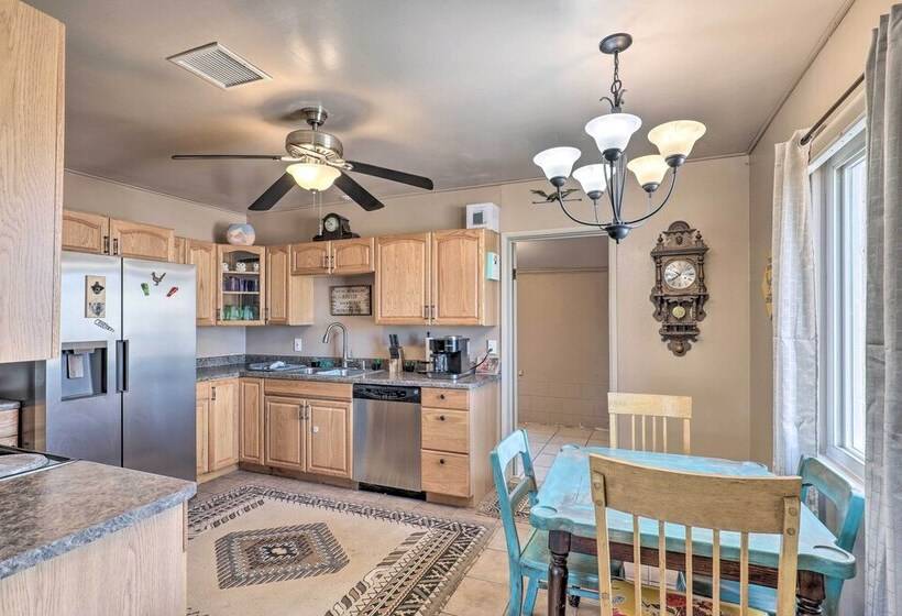 Pet Friendly Abode W/ Yard, Near Outdoor Hotspots!