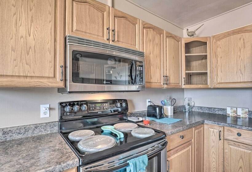 Pet Friendly Abode W/ Yard, Near Outdoor Hotspots!