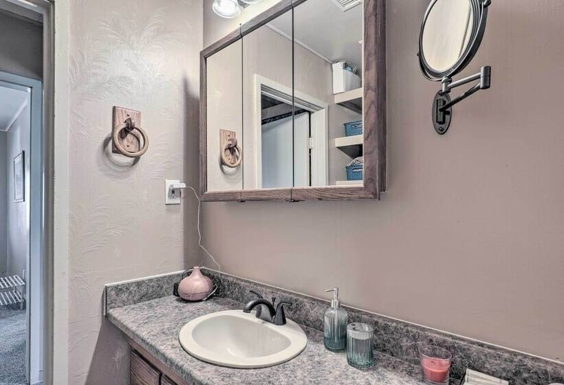 Pet Friendly Abode W/ Yard, Near Outdoor Hotspots!