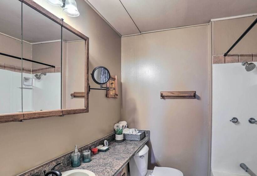 Pet Friendly Abode W/ Yard, Near Outdoor Hotspots!