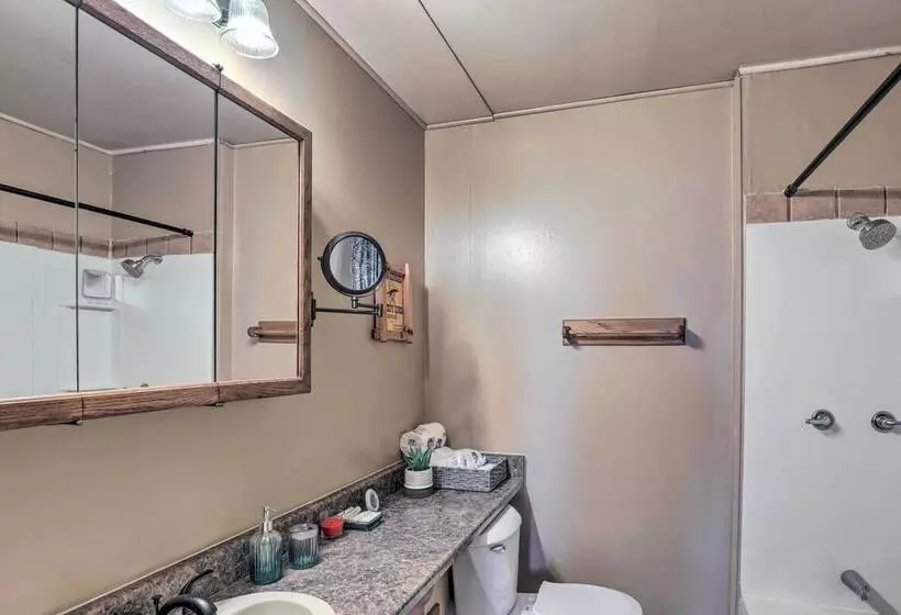 Pet Friendly Abode W/ Yard, Near Outdoor Hotspots!
