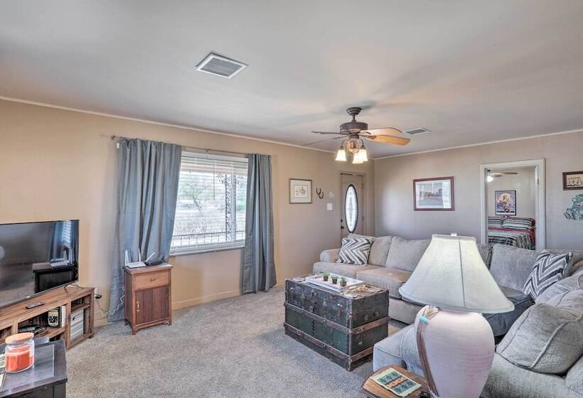 Pet Friendly Abode W/ Yard, Near Outdoor Hotspots!