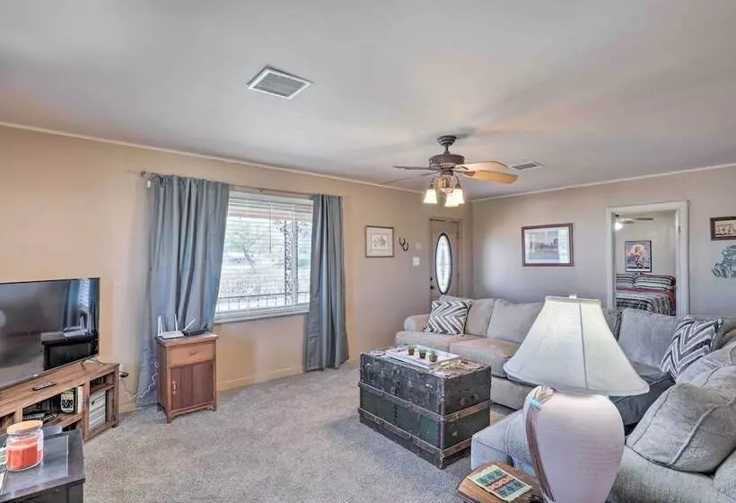 Pet Friendly Abode W/ Yard, Near Outdoor Hotspots!