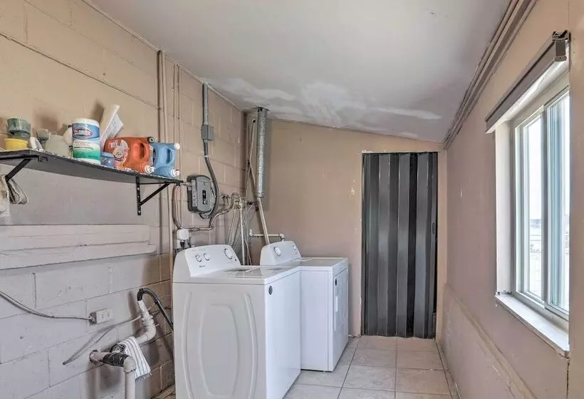 Pet Friendly Abode W/ Yard, Near Outdoor Hotspots!