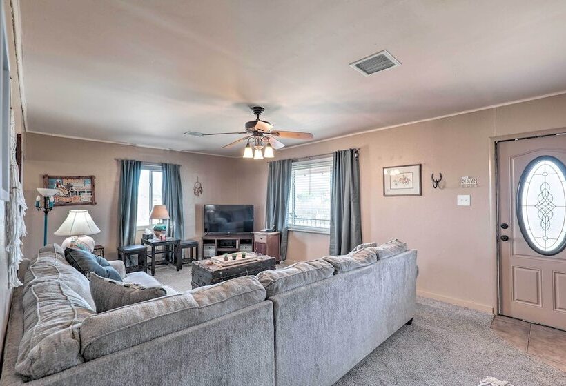 Pet Friendly Abode W/ Yard, Near Outdoor Hotspots!