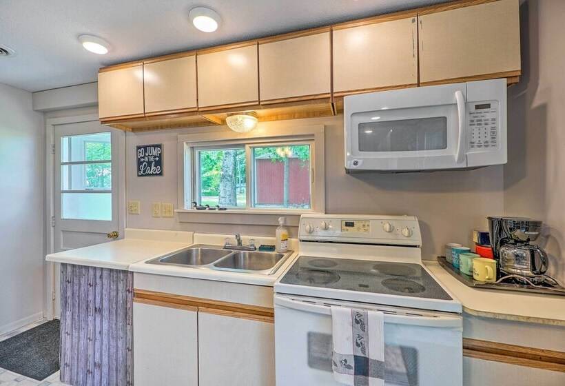 Cottage On Tubbs Lake W/ Fire Pit Near Skiing!