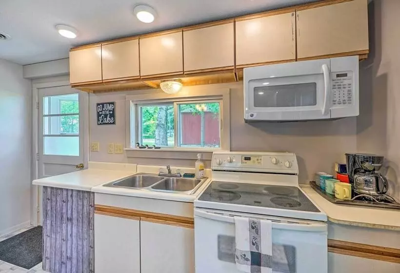 Cottage On Tubbs Lake W/ Fire Pit Near Skiing!