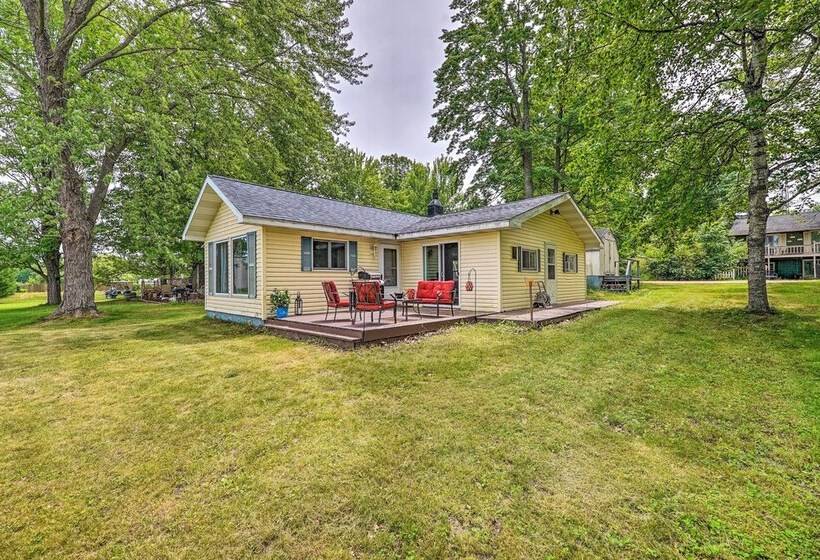 Cottage On Tubbs Lake W/ Fire Pit Near Skiing!