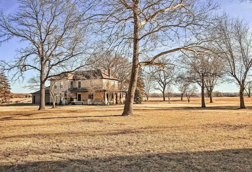 Pet Friendly Home: Grill & Fire Pit In Manhattan