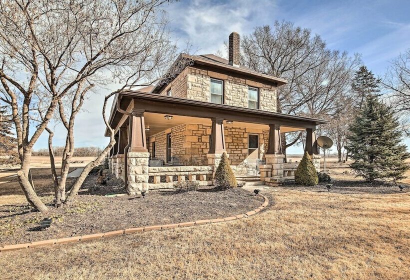 Pet Friendly Home: Grill & Fire Pit In Manhattan