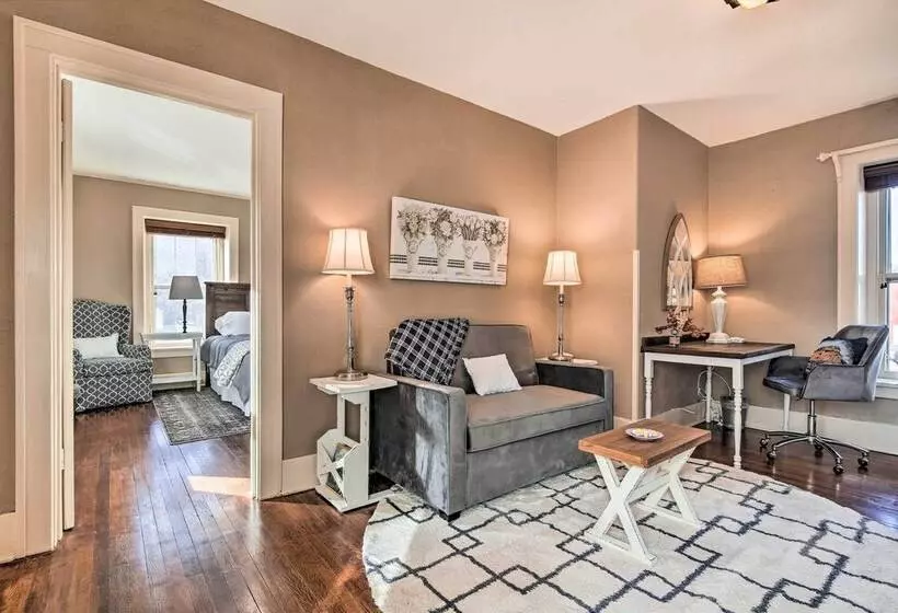 Pet Friendly Home: Grill & Fire Pit In Manhattan