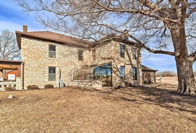 Pet Friendly Home: Grill & Fire Pit In Manhattan