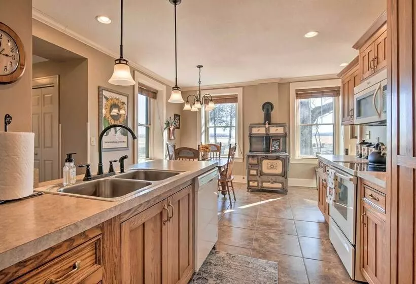 Pet Friendly Home: Grill & Fire Pit In Manhattan