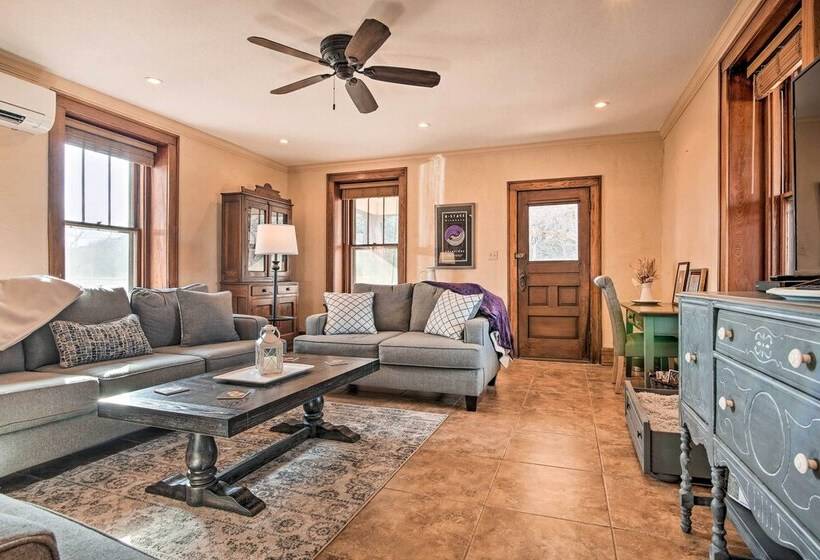 Pet Friendly Home: Grill & Fire Pit In Manhattan