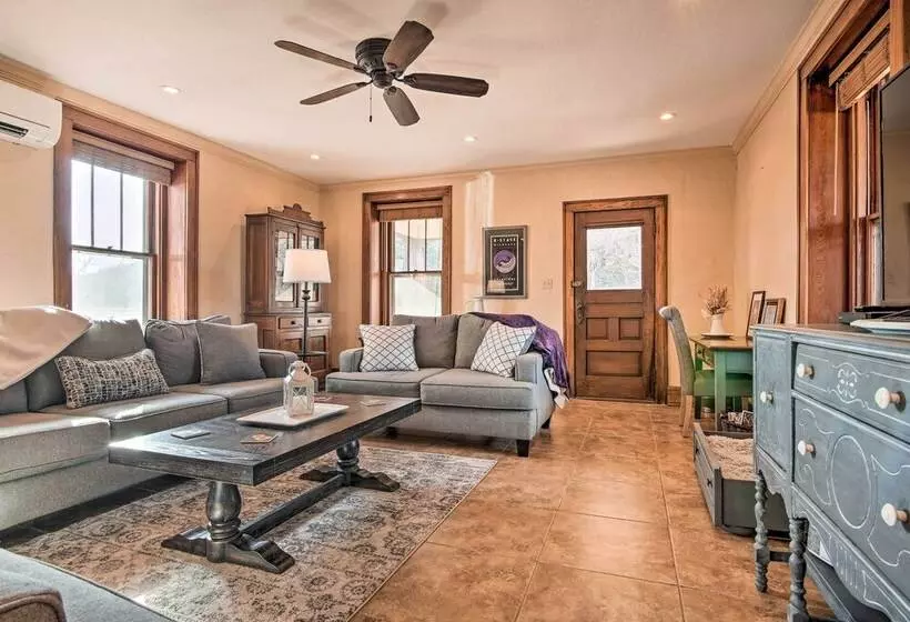 Pet Friendly Home: Grill & Fire Pit In Manhattan