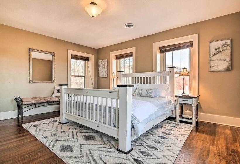 Pet Friendly Home: Grill & Fire Pit In Manhattan