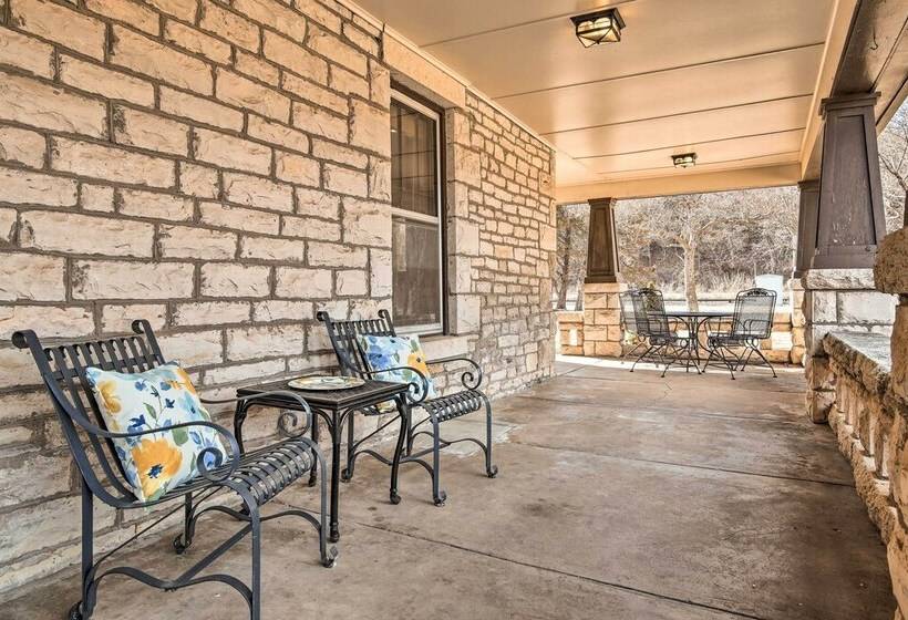 Pet Friendly Home: Grill & Fire Pit In Manhattan