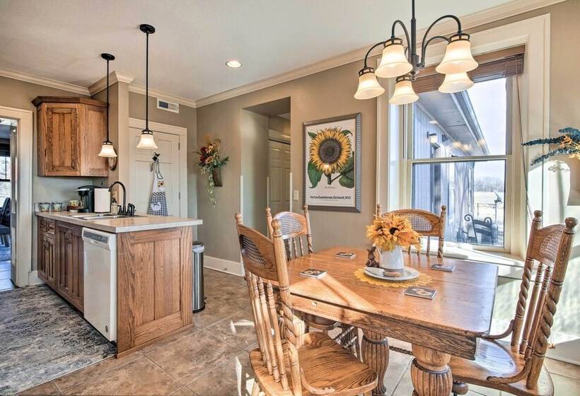 Pet Friendly Home: Grill & Fire Pit In Manhattan