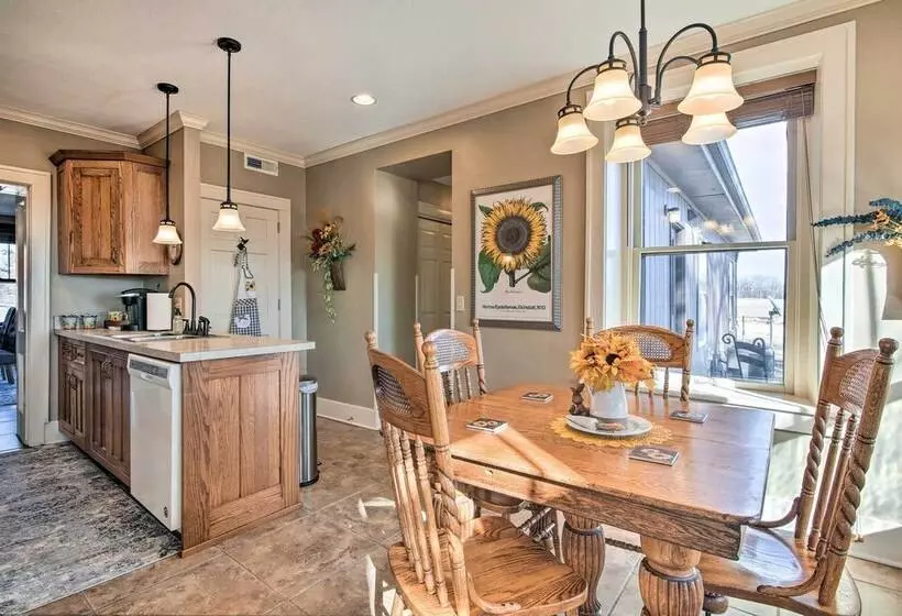 Pet Friendly Home: Grill & Fire Pit In Manhattan