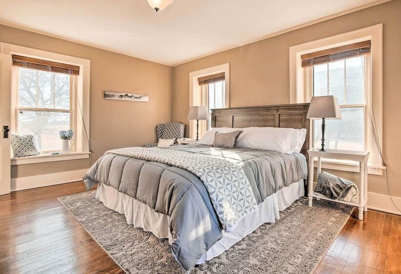 Pet Friendly Home: Grill & Fire Pit In Manhattan