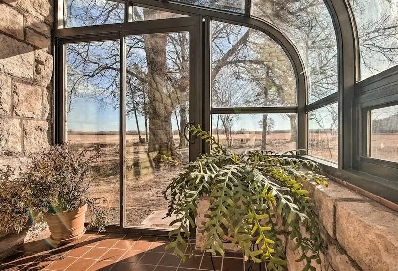 Pet Friendly Home: Grill & Fire Pit In Manhattan