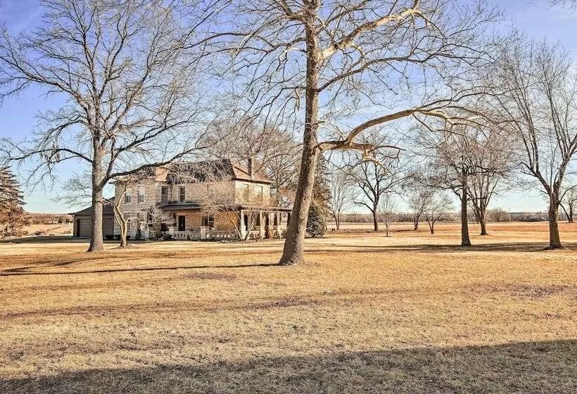 Pet Friendly Home: Grill & Fire Pit In Manhattan