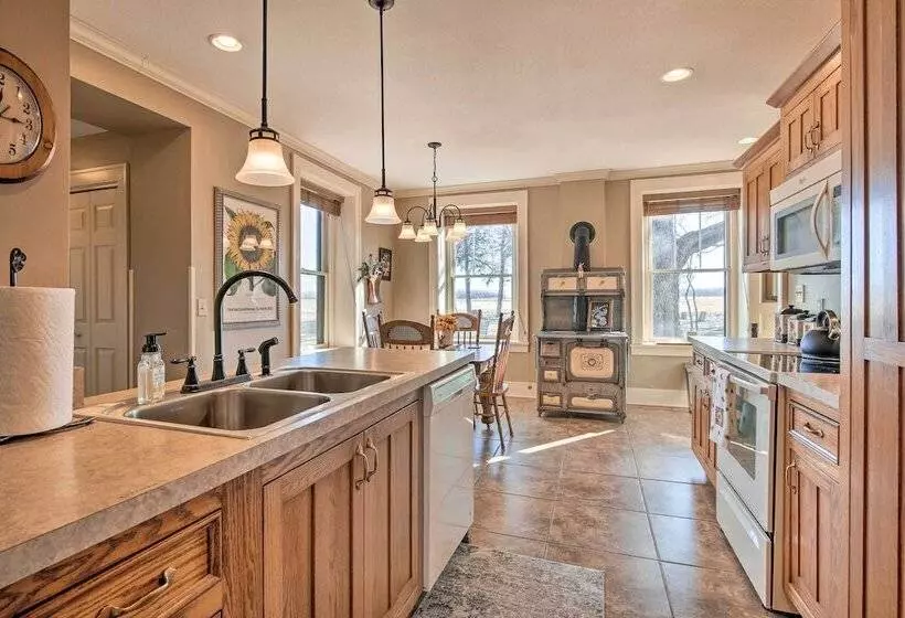 Pet Friendly Home: Grill & Fire Pit In Manhattan