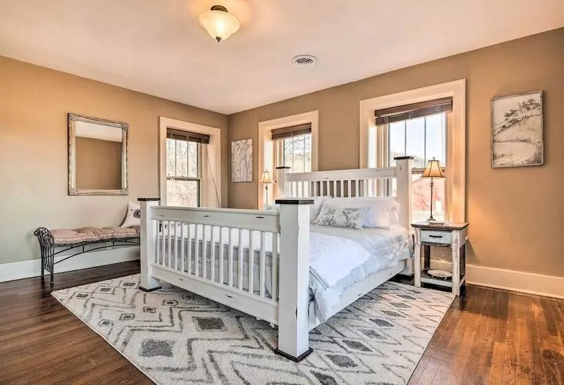 Pet Friendly Home: Grill & Fire Pit In Manhattan