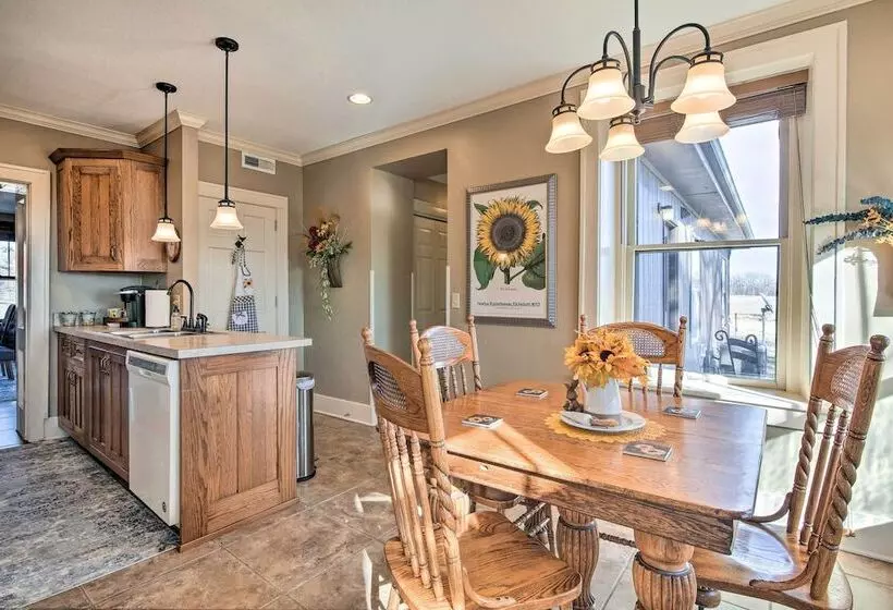 Pet Friendly Home: Grill & Fire Pit In Manhattan