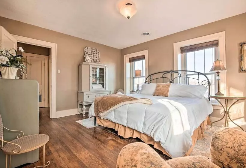 Pet Friendly Home: Grill & Fire Pit In Manhattan