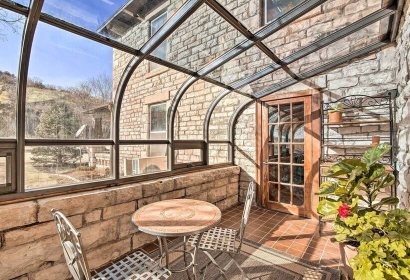 Pet Friendly Home: Grill & Fire Pit In Manhattan