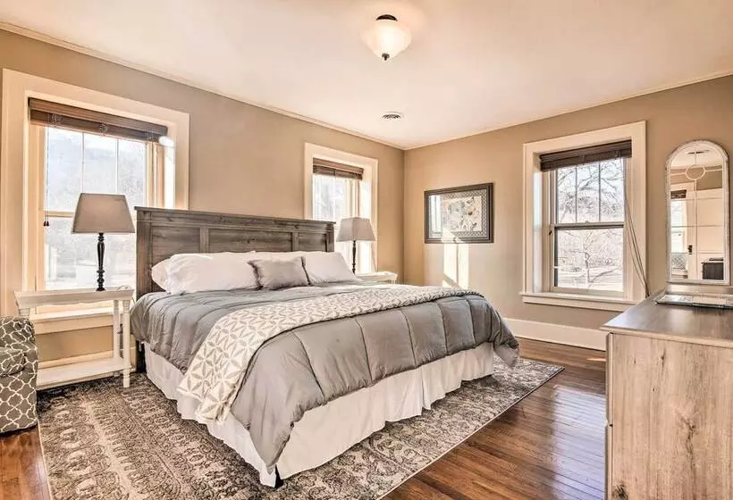 Pet Friendly Home: Grill & Fire Pit In Manhattan