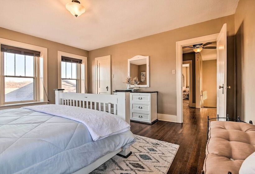 Pet Friendly Home: Grill & Fire Pit In Manhattan