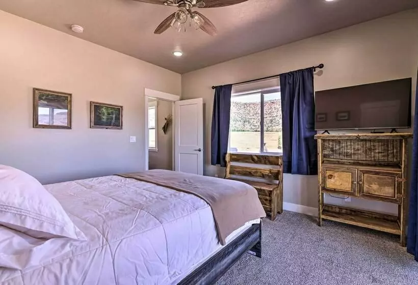 Quiet Kanab Home W/ Panoramic Views & Porch!