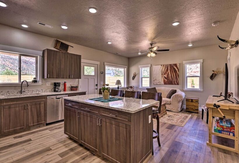 Quiet Kanab Home W/ Panoramic Views & Porch!