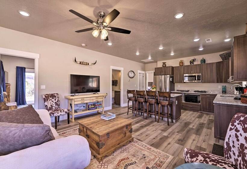Quiet Kanab Home W/ Panoramic Views & Porch!