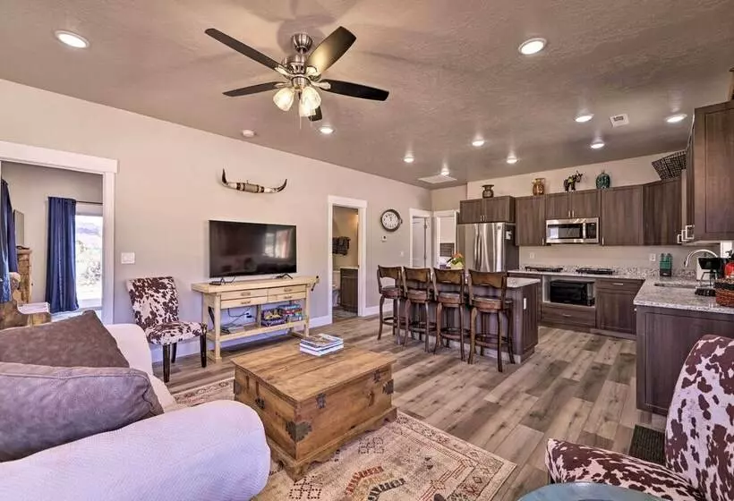 Quiet Kanab Home W/ Panoramic Views & Porch!