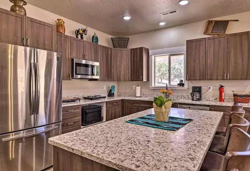 Quiet Kanab Home W/ Panoramic Views & Porch!