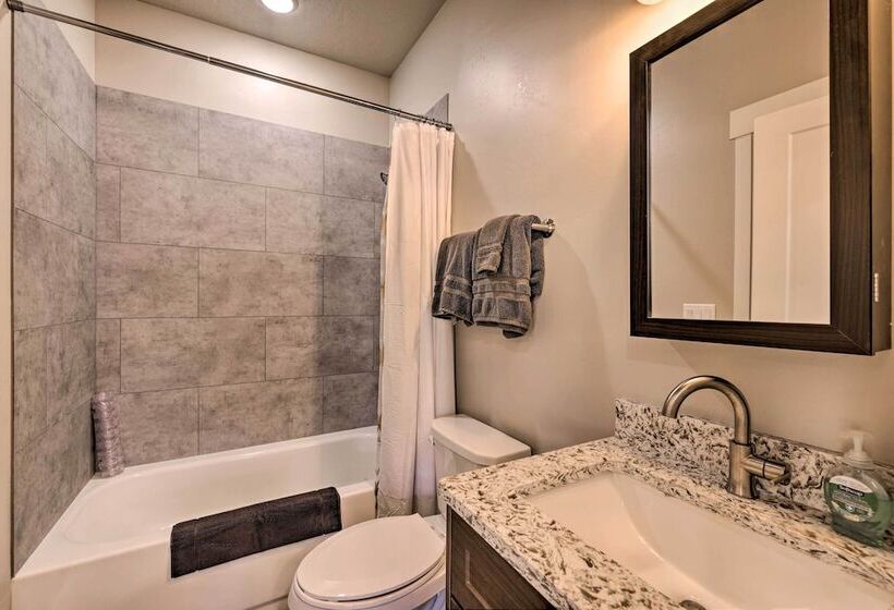 Quiet Kanab Home W/ Panoramic Views & Porch!