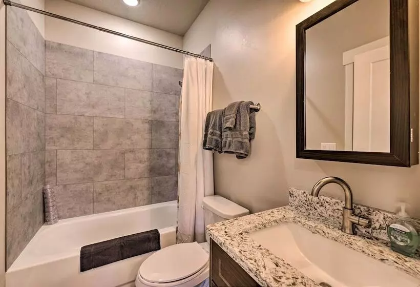 Quiet Kanab Home W/ Panoramic Views & Porch!