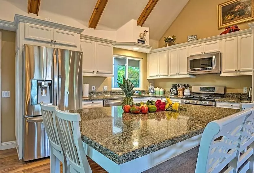 Hot Tub + Balcony: Rainbow Retreat Near Wineries!