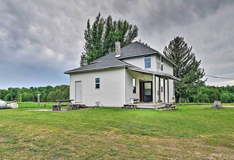 Remodeled Cecil Farmhouse, Near Shawano Lake!