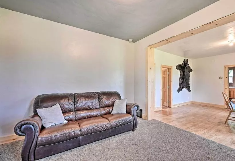 Remodeled Cecil Farmhouse, Near Shawano Lake!