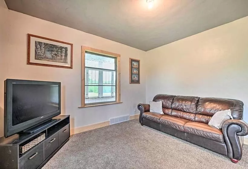 Remodeled Cecil Farmhouse, Near Shawano Lake!