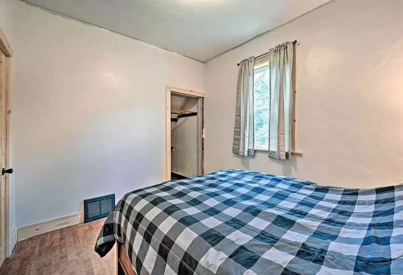 Remodeled Cecil Farmhouse, Near Shawano Lake!