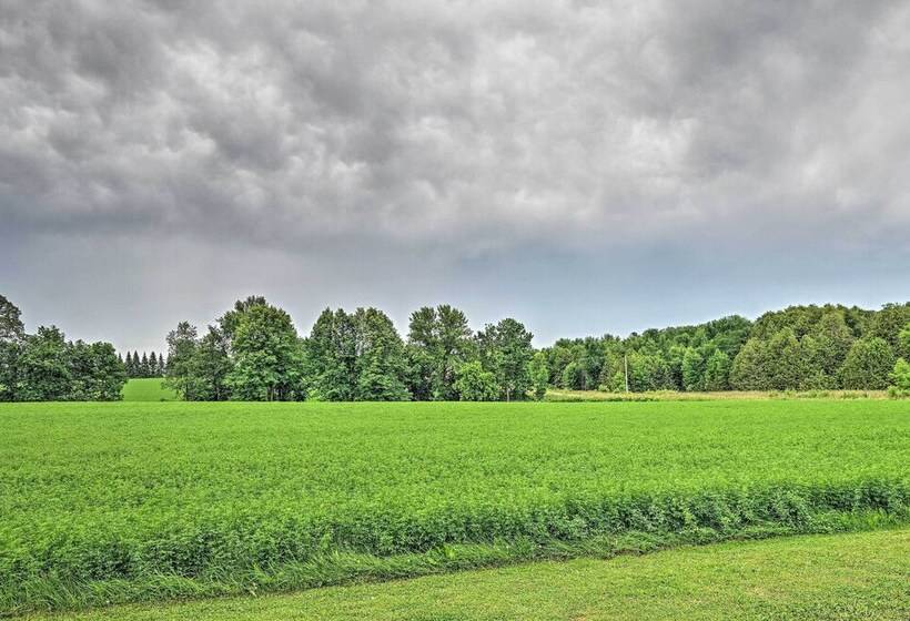 Remodeled Cecil Farmhouse, Near Shawano Lake!